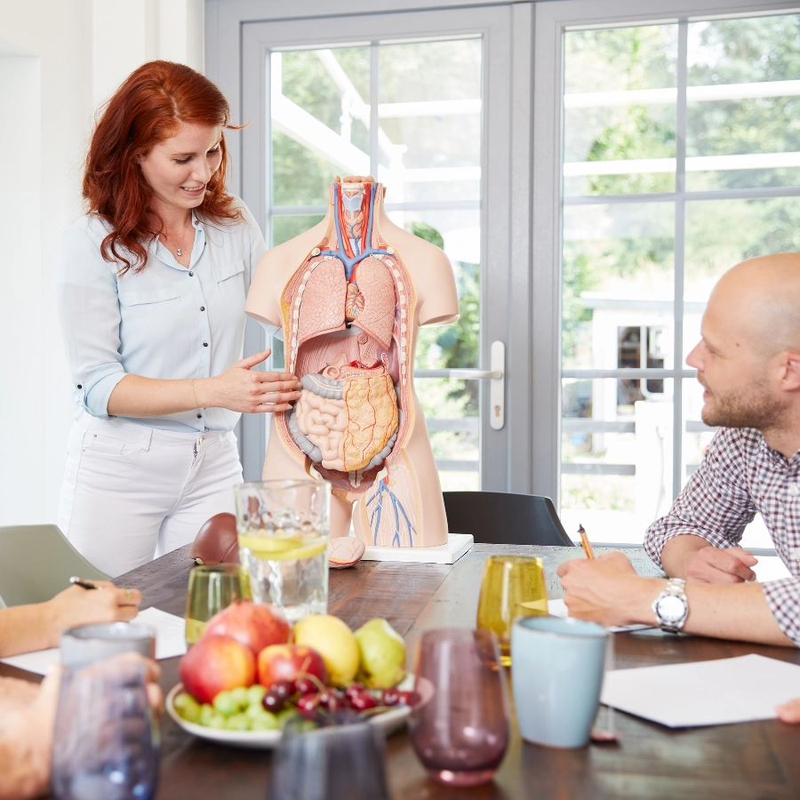Darmexpertin Lisa Ophardt gibt ein Seminar über gesunde Ernährung und Darmgesundheit.